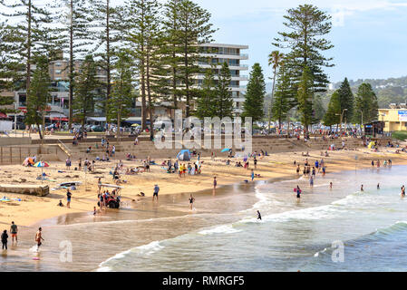 Menschen entspannend an Dee Why Strand in North Sydney an einem Wochenende im Sommer Stockfoto