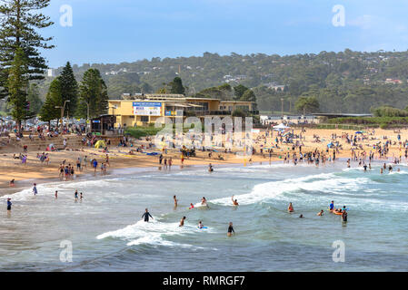 Menschen entspannend an Dee Why Strand in North Sydney an einem Wochenende im Sommer Stockfoto