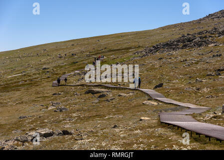 Der Gipfel zu Fuß bis zum Mount Kosciuszko in der schneebedeckten Berge im Sommer Stockfoto