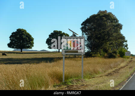 Ein Brandgefahrensschild in einem Feld in Victoria, Australien, das sehr hoch zeigt Stockfoto