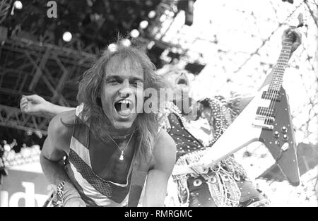 Gitarrist Matthias Jabs und Rudolf Schenker der Heavy Metal Band die Scorpions sind dargestellt auf der Bühne während einer "live"-Konzert aussehen. Stockfoto