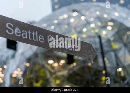 Seattle, Washington ca. Winter 2019 die Amazon Company World Headquarters campus Sphären green house terrarium Büros während einer seltenen Wintersturm. Stockfoto