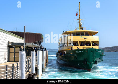 Die Fähre der Freshwater-Klasse Collaroy, die an einem sonnigen Tag in Manly Wharf im Hafen von Sydney ankommt Stockfoto