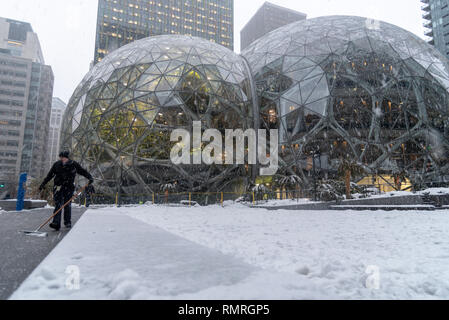 Seattle, Washington ca. Winter 2019 die Amazon Company World Headquarters campus Sphären green house terrarium Büros während einer seltenen Wintersturm. Stockfoto