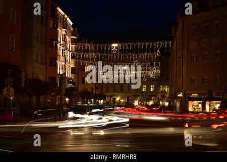 Straße in Innsbruck bei Nacht Stockfoto