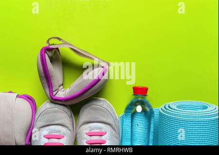 Für Women's Fitness Set, Laufschuhe, Fitness Matte, Gewichte und Wasserflasche Stockfoto