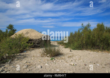 Bunker in borsh's Beach. Borsh ist eine maritime Village, in der albanischen Riviera und der Strand ist der größte im Ionischen Meer, 7 km entfernt. Stockfoto