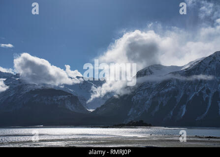 Chilkat Einlass in der Nähe von haines Alaska mit Wolken über die Berge. Stockfoto