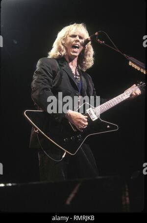 Sänger, Songwriter und Gitarrist Tommy Shaw Der Rock Band Styx gezeigt wird, ist auf der Bühne während einer "live"-Konzert aussehen. Stockfoto