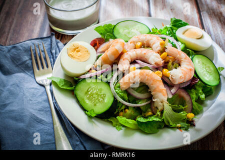 Frische Garnelensalat mit gekochtem Ei und Gurke Stockfoto
