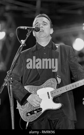 Leadsänger und Gitarrist Glen Tillbrook des pop band Squeeze ist dargestellt auf der Bühne während einer "live"-Konzert aussehen. Stockfoto