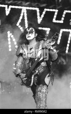 Bassist, Sänger und Schauspieler Gene Simmons von der Rockband KISS ist dargestellt auf der Bühne während einer "live"-Konzert aussehen. Stockfoto