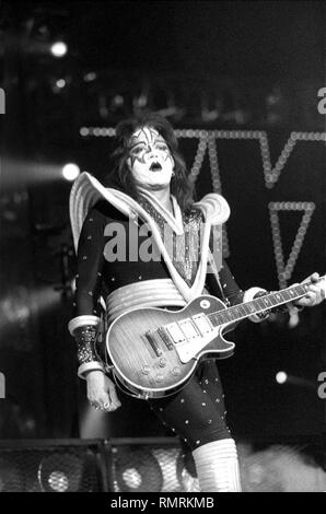 Gitarrist und Sänger Ace Frehley der Rockband KISS ist dargestellt auf der Bühne während einer "live"-Konzert aussehen. Stockfoto