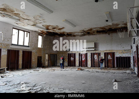 Basketball Gymnasium aufgegeben George Brady Volksschule in Detroit Stockfoto