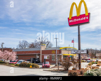 GREENSBORO, NC, USA -2/14/19: McDonald's Fast Food Restaurant in der Guilford College. Stockfoto