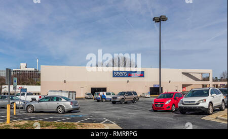 GREENSBORO, NC, USA -2/14/19: Sears Auto Center in freundlich Shopping Center. Stockfoto