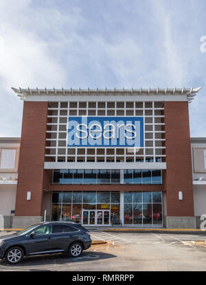 GREENSBORO, NC, USA -2/14/19: Sears storefront in freundlich Einkaufszentrum, vertikal. Stockfoto