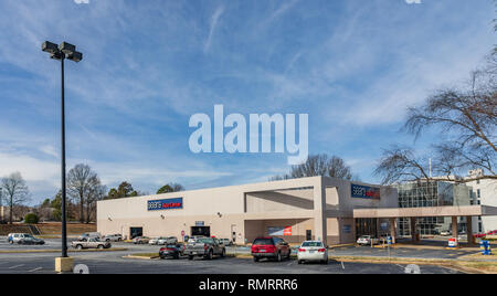 GREENSBORO, NC, USA -2/14/19: Sears Auto Center in freundlich Shopping Center. Stockfoto