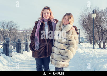 Porträt von zwei Frauen Freundinnen im Winter Pelzmäntel Stockfoto