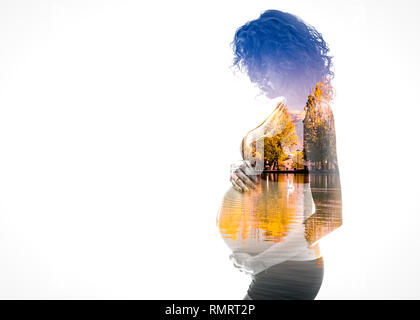 Double Exposure. Silhouette einer schwangeren Frau mit einem See Wasser Reflexion kombiniert Stockfoto