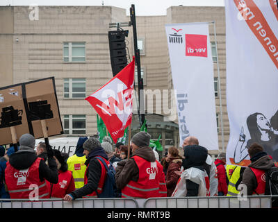 BERLIN, DEUTSCHLAND - 13. FEBRUAR 2019: Demonstration der deutschen Gewerkschaften Verdi, GEW, GdP am Brandenburger Tor in Berlin, Deutschland Stockfoto