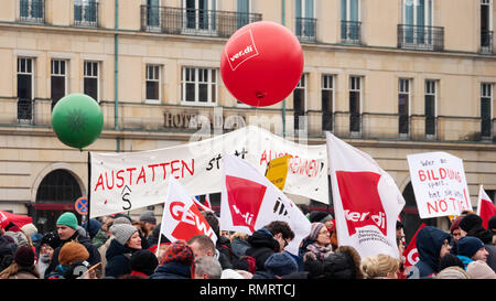 BERLIN, DEUTSCHLAND - 13. FEBRUAR 2019: Demonstration der deutschen Gewerkschaften Verdi, GEW, GdP am Brandenburger Tor in Berlin, Deutschland Stockfoto