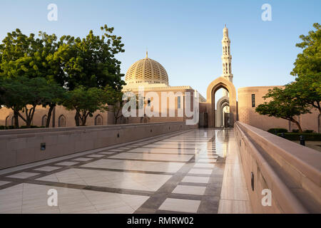 Seite Eingang in die Große Moschee von Sultan Qaboos mit Reflexionen auf dem Marmor Stockfoto