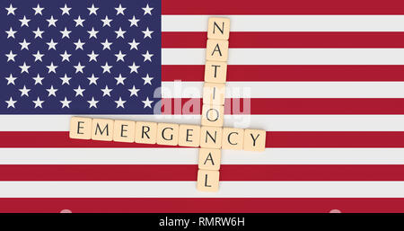 USA Politik Nachrichten Konzept: Buchstabensteine nationaler Notstand auf der US-Flagge, 3D-Darstellung Stockfoto