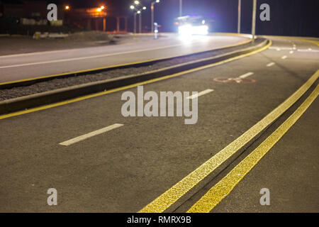 Große moderne glatte leeren Asphalt Autobahn scharf scharf mit hellen, weißen und gelben Markierung Zeichen Zeile. Geschwindigkeit, Sicherheit, komfortable Reise ein Stockfoto
