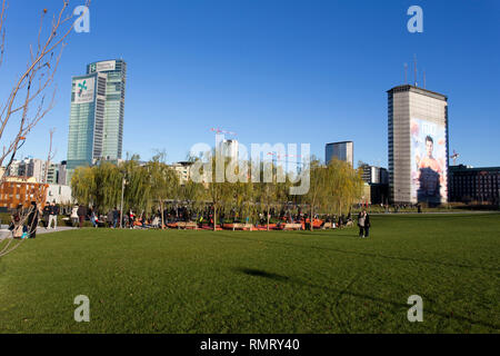 Mailand, Italien - Dezember 08, 2018: Blick auf die Biblioteca degli Alberi Park in Mailand. Menschen zu Fuß an einem sonnigen Wintertag. Stockfoto