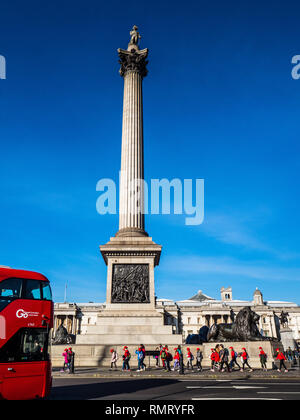 London Tourismus - Trafalgar Square Nelson Spalte mit einem Londoner Routemaster bus Stockfoto