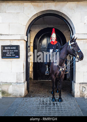 Horse Guards London-Trooper der Household Cavalry auf der Hut vor dem Eingang zum Horse Guards Gebäude auf Whitehall London Stockfoto