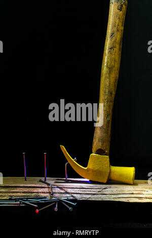 Hammer zieht Nägel Stockfoto