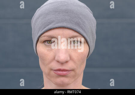 Porträt von Ernst Frau mittleren Alters tragen graue Mütze Hut. Stockfoto