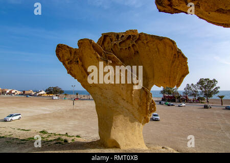 Interessante Formen von der Natur in Sandstein in Bolnuevo Puerto de Mazarron, Murcia, Spanien erstellt. Stockfoto