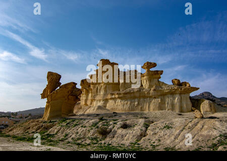 Interessante Formen von der Natur in Sandstein in Bolnuevo Puerto de Mazarron, Murcia, Spanien erstellt. Stockfoto