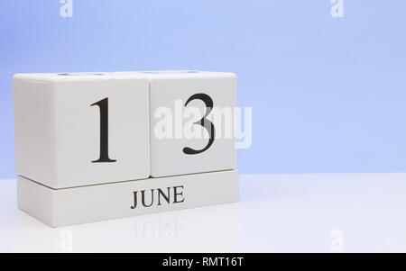 Juni 13 st. Tag 13 Monat, täglichen Kalender auf weißen Tisch mit Reflexion, mit hellblau hinterlegt. Sommer, leeren Raum für Text Stockfoto