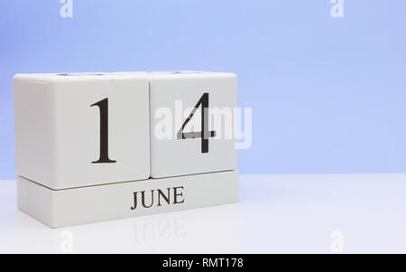 Juni 14 st. 14. Tag des Monats, täglichen Kalender auf weißen Tisch mit Reflexion, mit hellblau hinterlegt. Sommer, leeren Raum für Text Stockfoto