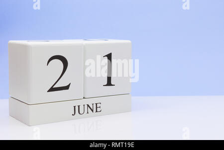 Am 21. Juni. 21. Tag des Monats, täglichen Kalender auf weißen Tisch mit Reflexion, mit hellblau hinterlegt. Sommer, leeren Raum für Text Stockfoto