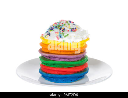 Stapel von farbenfrohen Pfannkuchen gefüllt mit Sahne und Candy Streuseln. Fairy Pfannkuchen für Nationale Internationale Pancake Day. Auf wh Isoliert Stockfoto