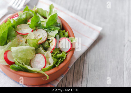 Diätetische Lebensmittel für ein Fitnesscenter. Radieschen, Kopfsalat und Rucola Salat Stockfoto