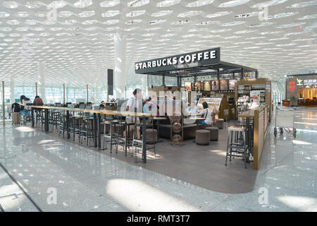 SHENZHEN, China - ca. Mai 2016: Starbucks im Shenzhen Bao'an International Airport. Starbucks Corporation ist ein US-amerikanischer Coffee Company und coffeeh Stockfoto