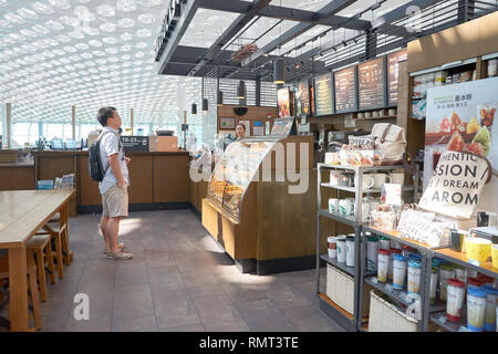 SHENZHEN, China - ca. Mai 2016: Starbucks im Shenzhen Bao'an International Airport. Starbucks Corporation ist ein US-amerikanischer Coffee Company und coffeeh Stockfoto