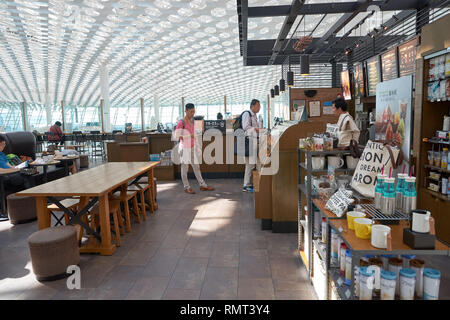 SHENZHEN, China - ca. Mai 2016: Starbucks im Shenzhen Bao'an International Airport. Starbucks Corporation ist ein US-amerikanischer Coffee Company und coffeeh Stockfoto