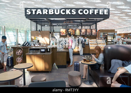 SHENZHEN, China - ca. Mai 2016: Starbucks im Shenzhen Bao'an International Airport. Starbucks Corporation ist ein US-amerikanischer Coffee Company und coffeeh Stockfoto