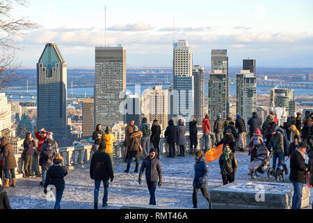 MONTREAL, KANADA - 1. JANUAR 2019: Malerische Aussicht auf die Innenstadt von Montreal im Winter von Mount Royal Chalet, und Menschen Bilder aufnehmen und selfies machen Stockfoto