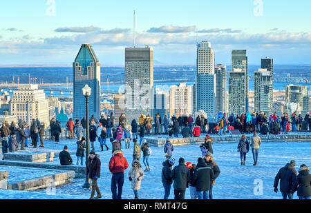 MONTREAL, KANADA - 1. JANUAR 2019: Malerische Aussicht auf die Innenstadt von Montreal im Winter von Mount Royal Chalet, und Menschen Bilder aufnehmen und selfies machen Stockfoto