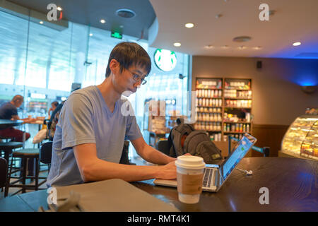 SHENZHEN, China - ca. Mai 2016: indoor Porträt eines Mannes im Starbucks. Starbucks Corporation ist ein US-amerikanischer Kaffee und Kaffeehaus Kette. Stockfoto