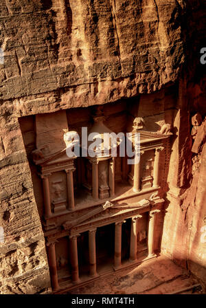 Die Schatzkammer, Al-Khazneh, Erhöhte Ansicht, Petra, Ma'an Governorate, Jordanien Stockfoto