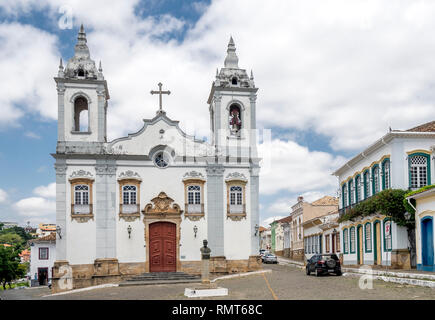 Street View der Nossa Senhora do Rosário Kirche in São João del Rei, Minas Gerais, Brasilien Stockfoto